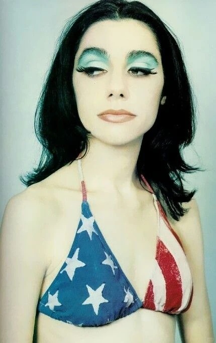 1792999082579919.jpg PJ Harvey in Blue Eyeshadow_8_原始人爱喝冰红茶_来自小红书网页版.jpg